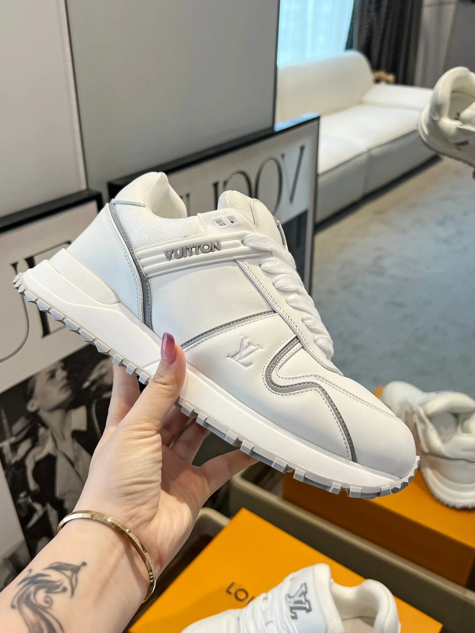 👟👟Ex-factory price 720👟👟 .LV Louis Vuitton's latest model, Phat Ding couple's thick-soled casual sneakers, original 1:1 production. Exquisite packaging at the counter [Celebration] ▪️Fabric: Original customized imported first-layer cowhide ▪️Inner lining: Customized breathable mesh ▪️Outsole: Original open-molded TPU combination outsole ▪️Sole thickness: 3.5CM ▪️Size: Women's 35-42/ Men's 39-46